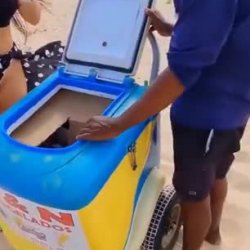 Namorada se exibindo para ambulante na praia