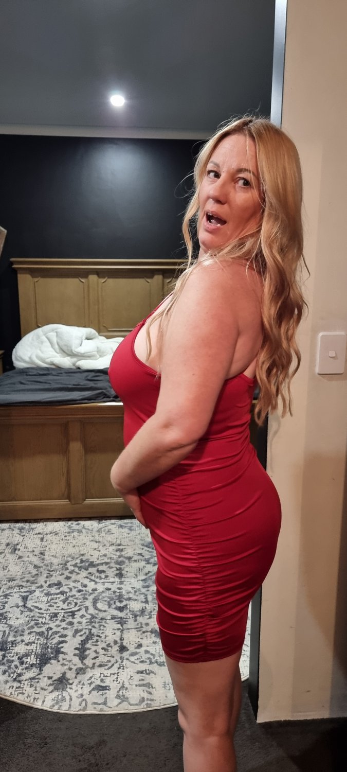 iwafccwy Housewife Amanda fucking her ass on cam #iWaFcCwY
