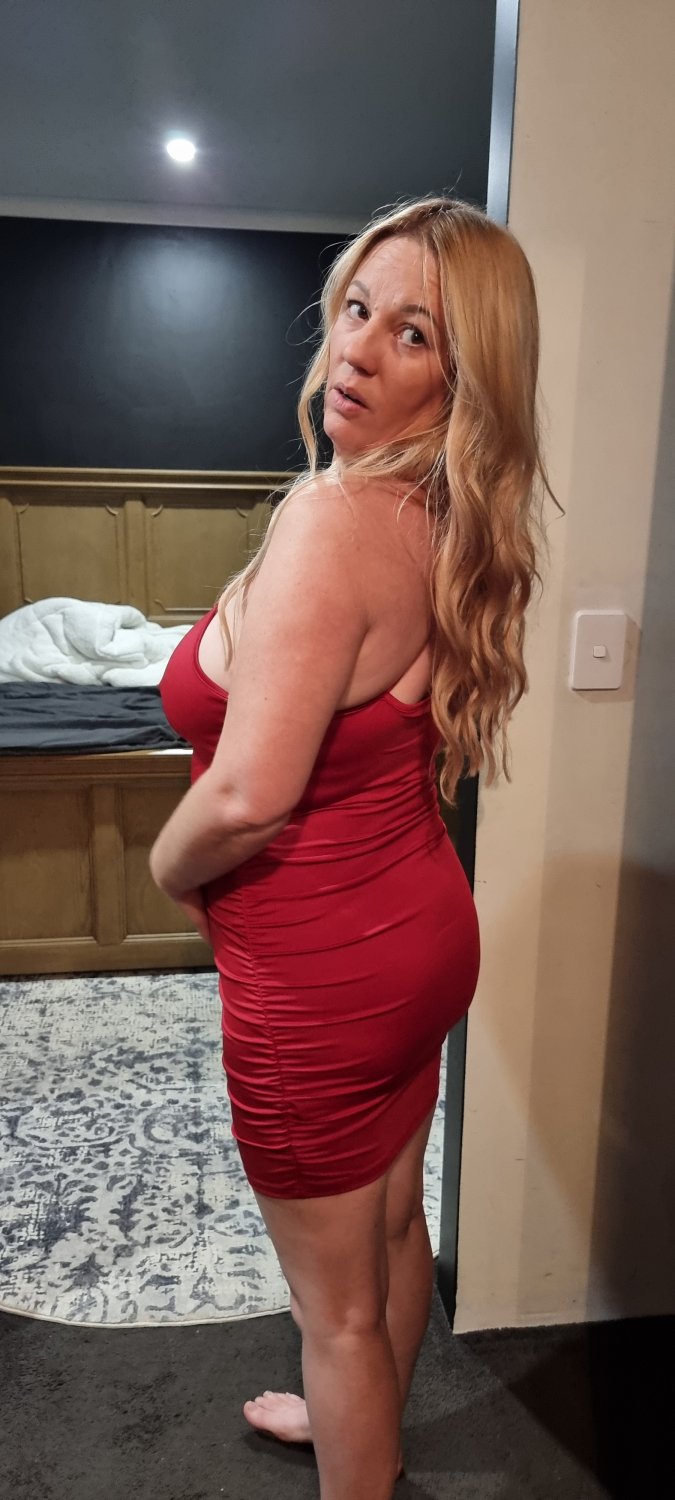 mbycfhgg Housewife Amanda fucking her ass on cam #mbycFHGG
