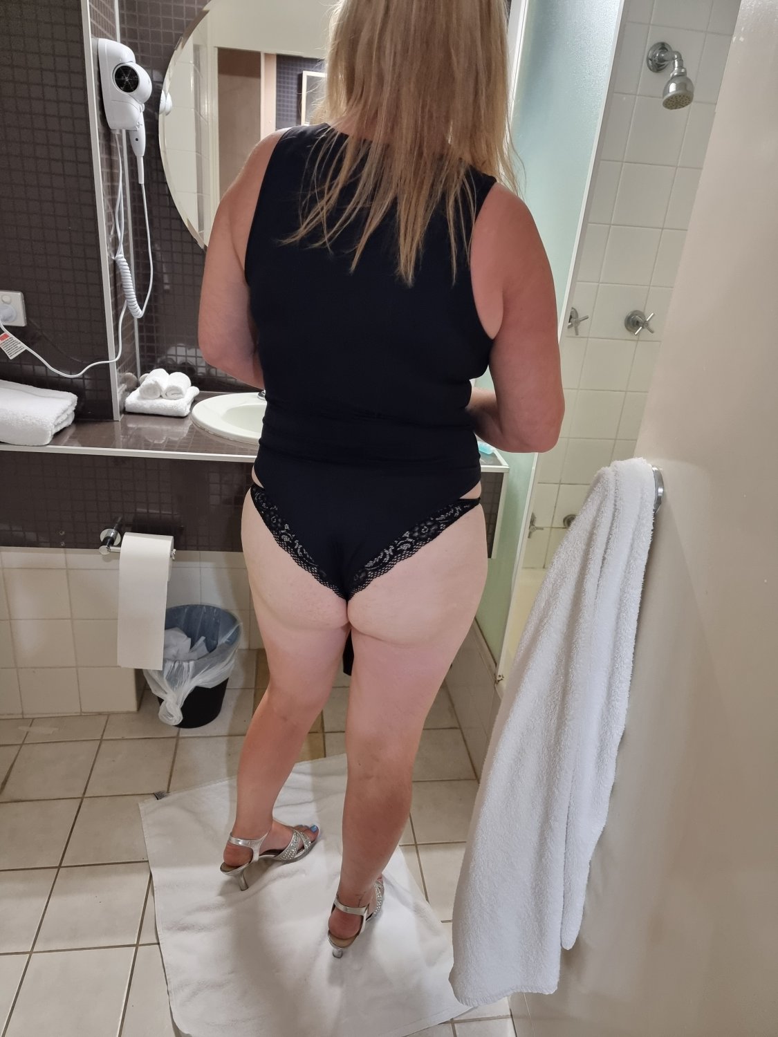 mnvcuryz-1 Housewife Amanda fucking her ass on cam #MnvCuryZ