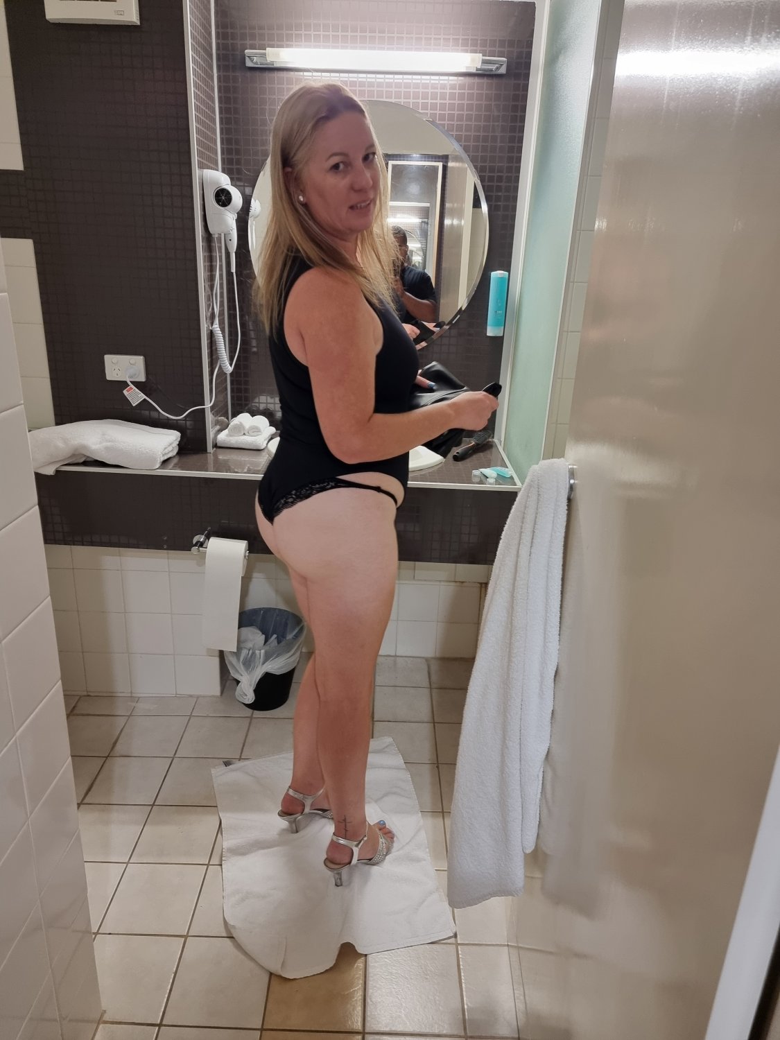 wdpxd5oa Housewife Amanda fucking her ass on cam #wDPXD5oa