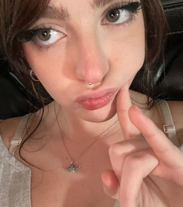 Discord egirl shows off her nice body #KQv0h59E