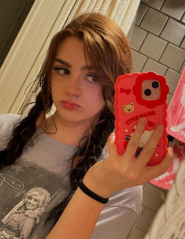 Discord egirl shows off her nice body #tzHOuneQ