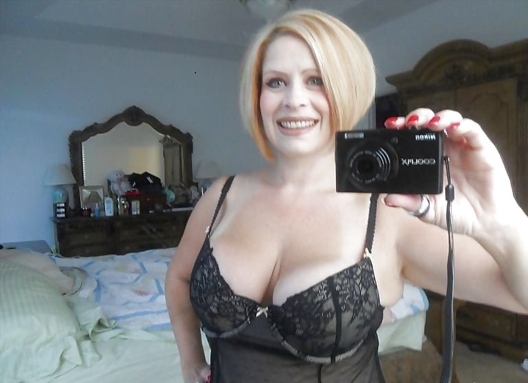 Busty Cougar Hotwife #XeL2FHUn