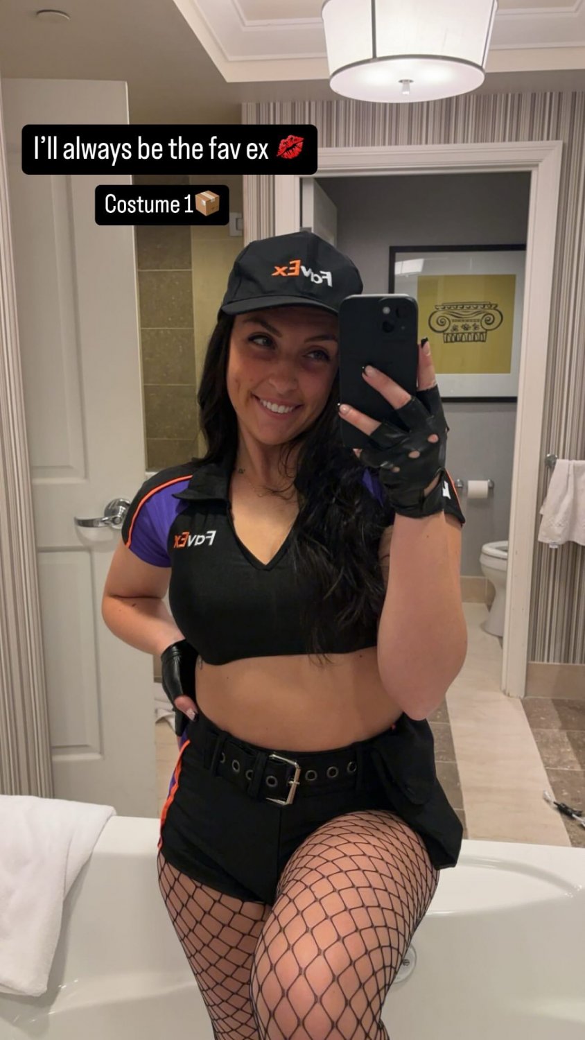 Brunette baddie shaking it for her friends #0bWaHzwG