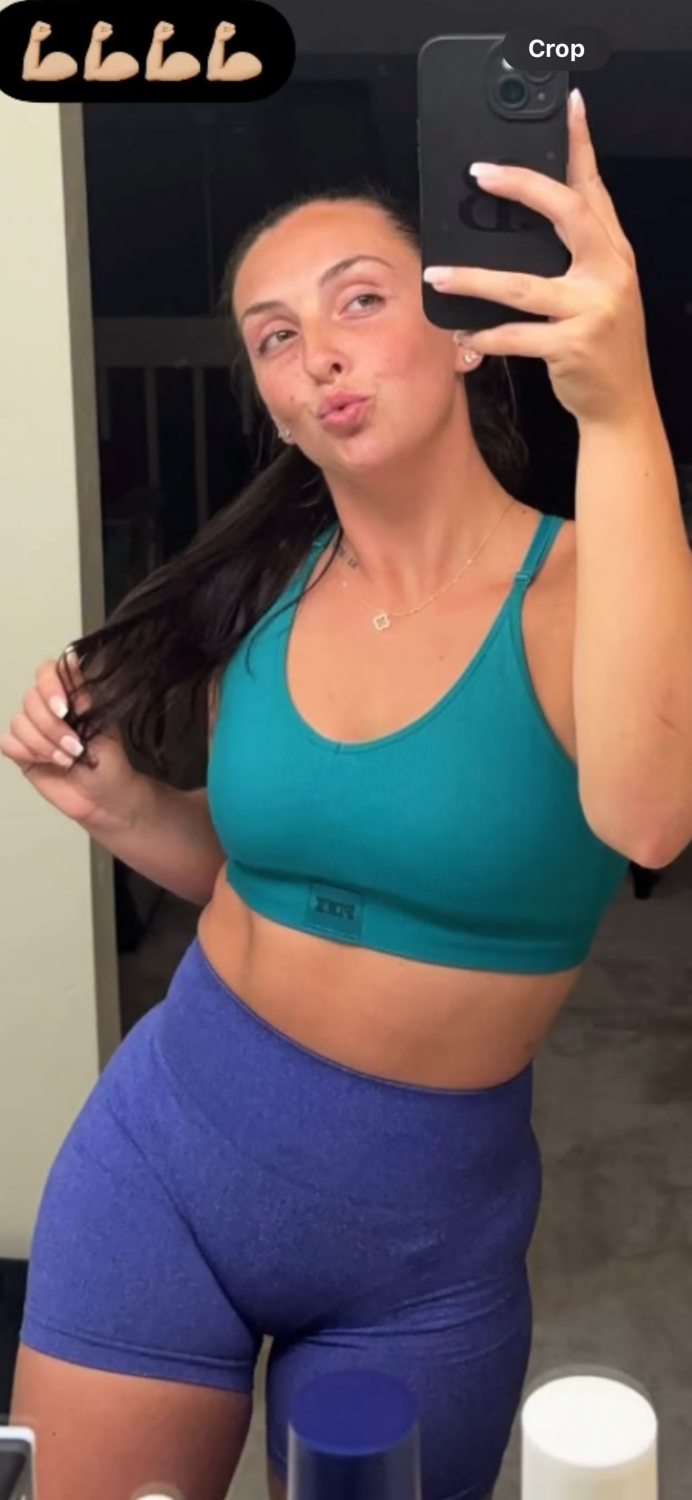 Brunette baddie shaking it for her friends #4TbIDR7F