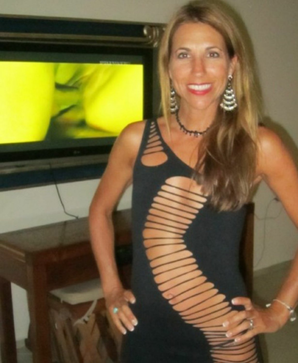 Gorgeous MILF shows off #6MQJ0ULj