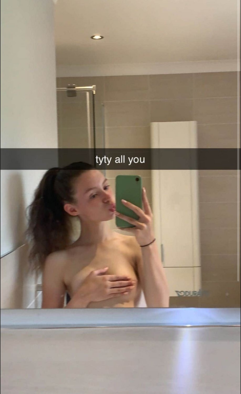 brunette babe #bFFs1oPg