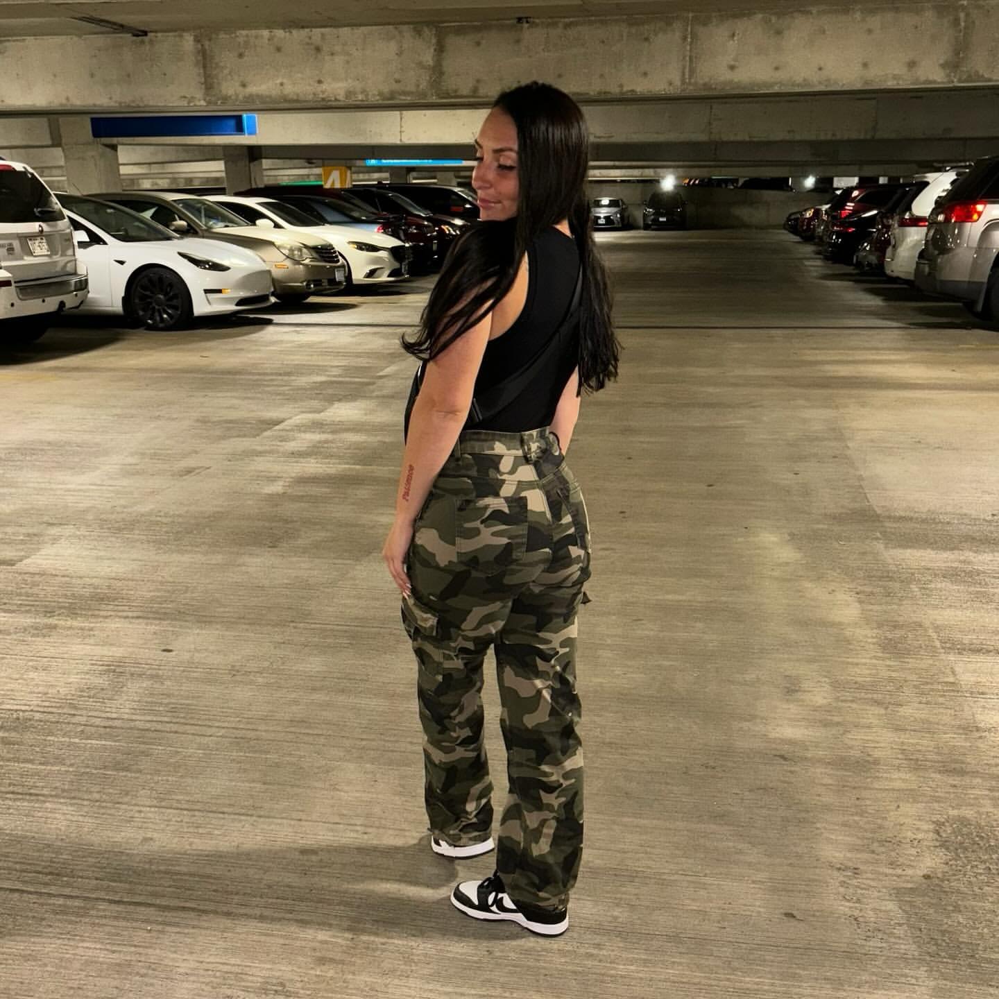 Brunette baddie shaking it for her friends #eAvDJZ2W