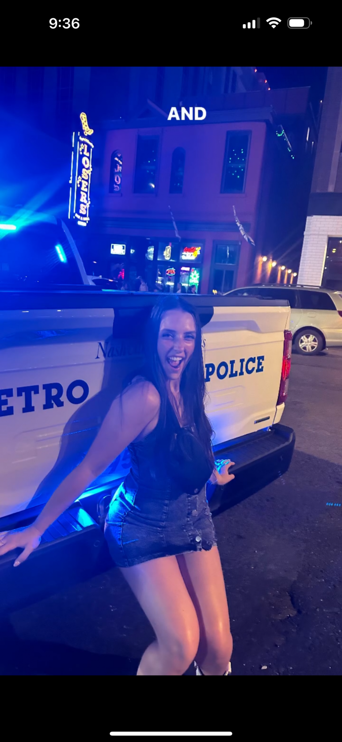 Brunette baddie shaking it for her friends #eEdf3eQx