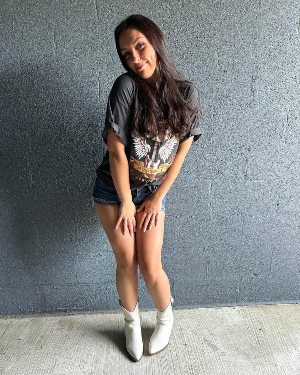 Brunette baddie shaking it for her friends #izJL9FQ9