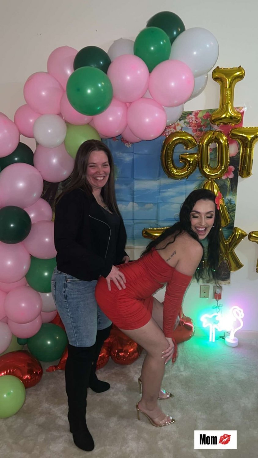 Brunette baddie shaking it for her friends #jrSgvOU0