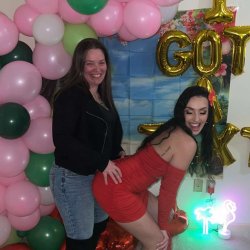 Brunette baddie shaking it for her friends