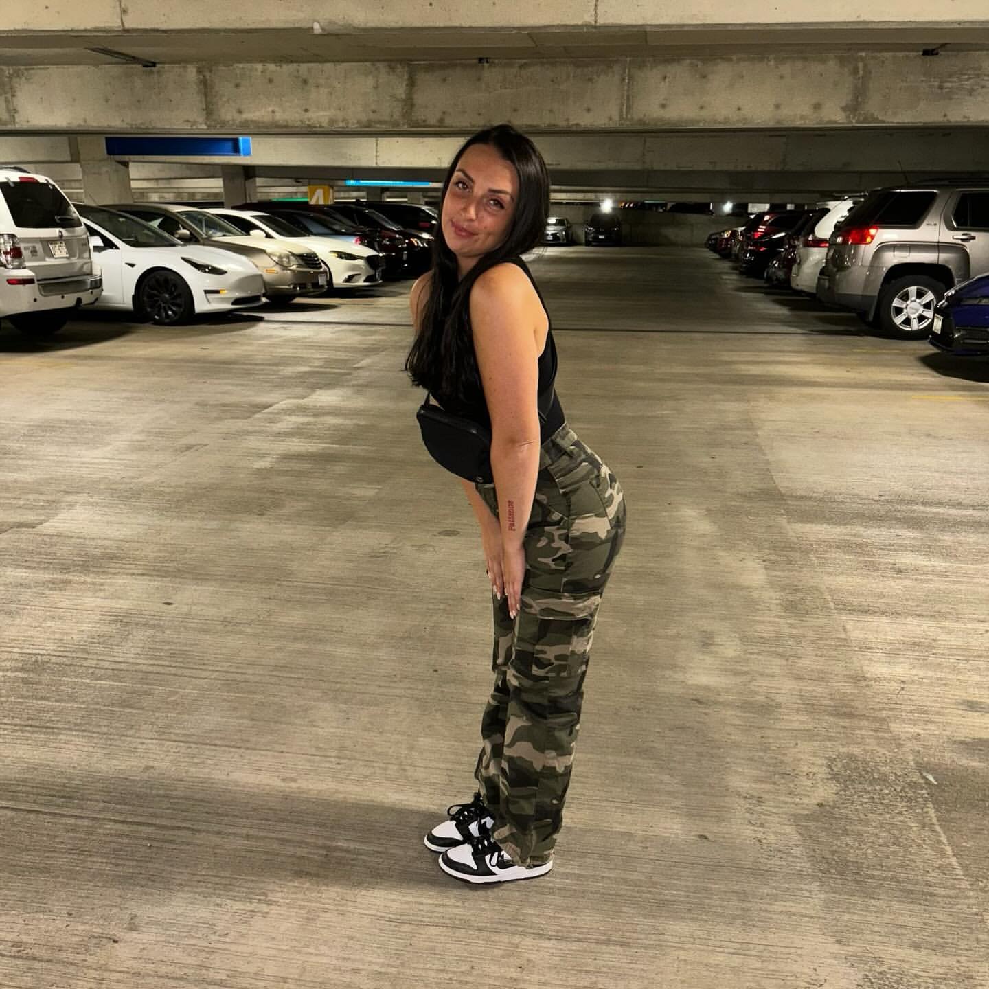 Brunette baddie shaking it for her friends #OxWUlHnp
