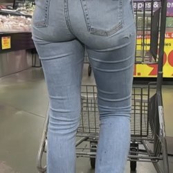 Candid slim booty in jeans jiggle