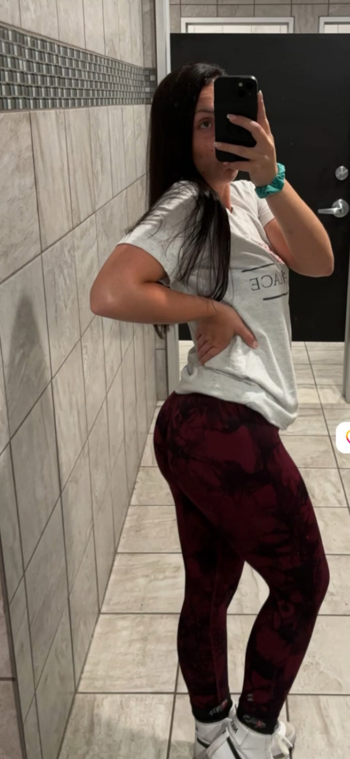 Brunette baddie shaking it for her friends #sMdKdLiT
