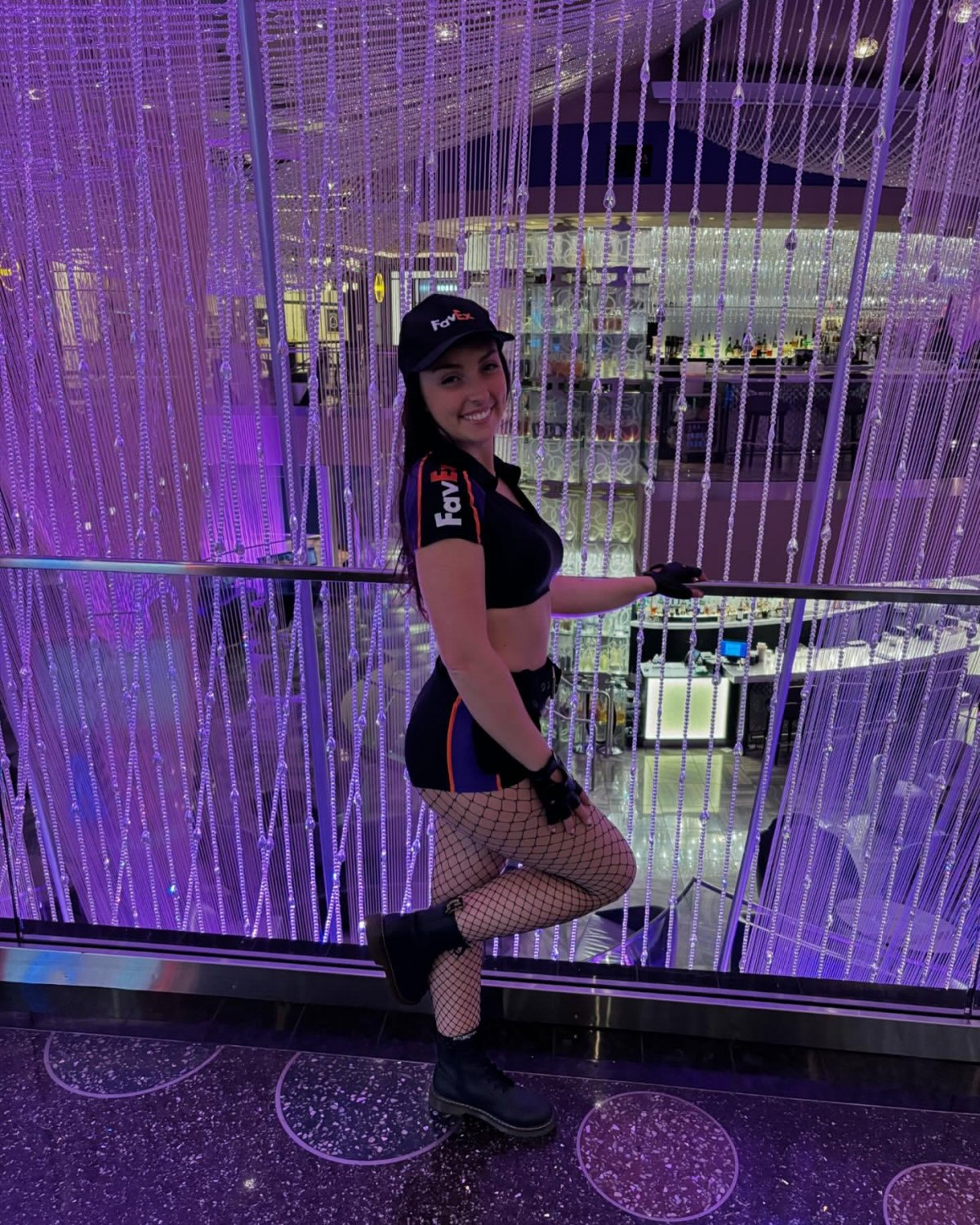 Brunette baddie shaking it for her friends #ykhs9upi