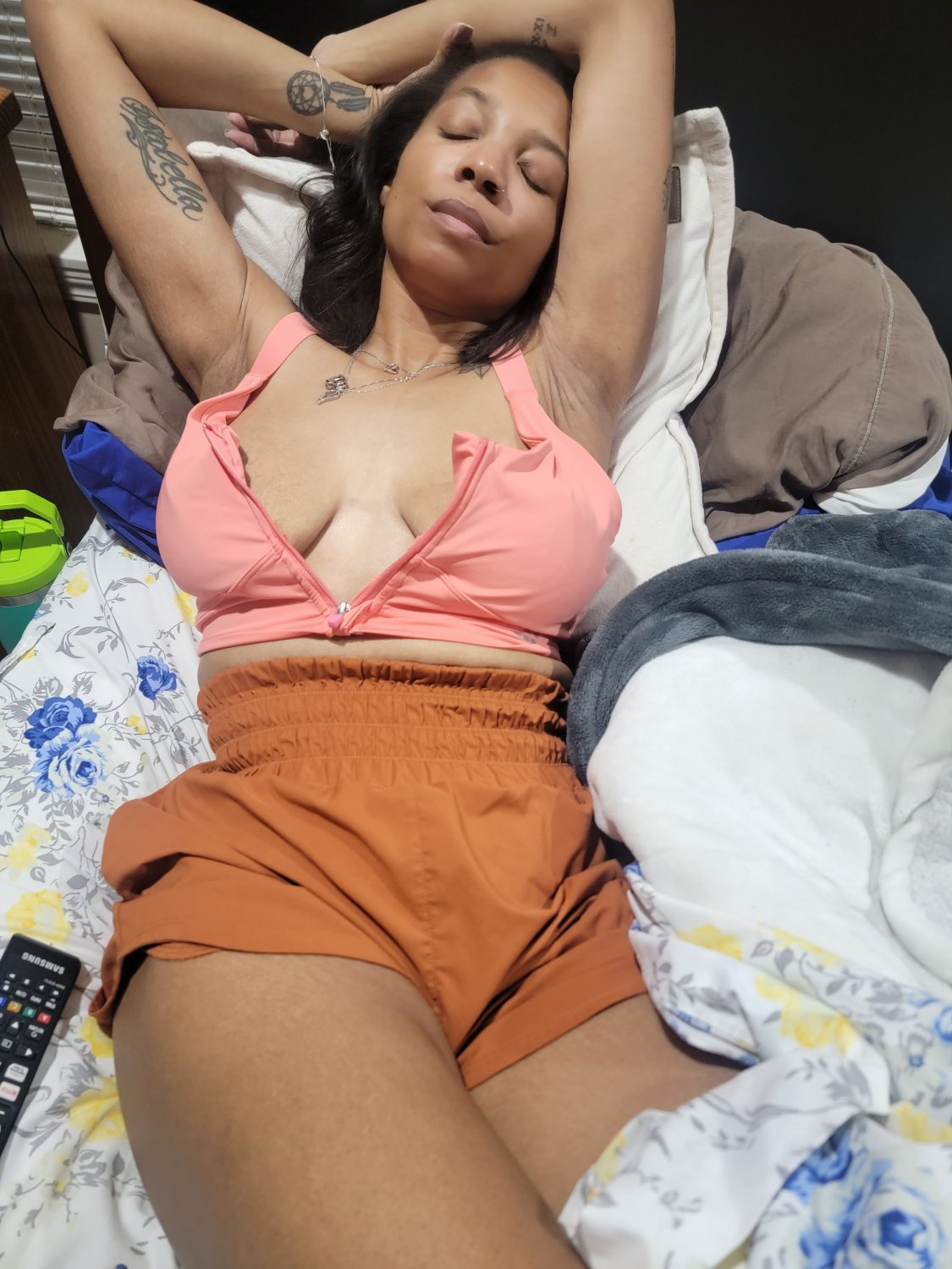 Sexy milf and her tits #2XzttryU
