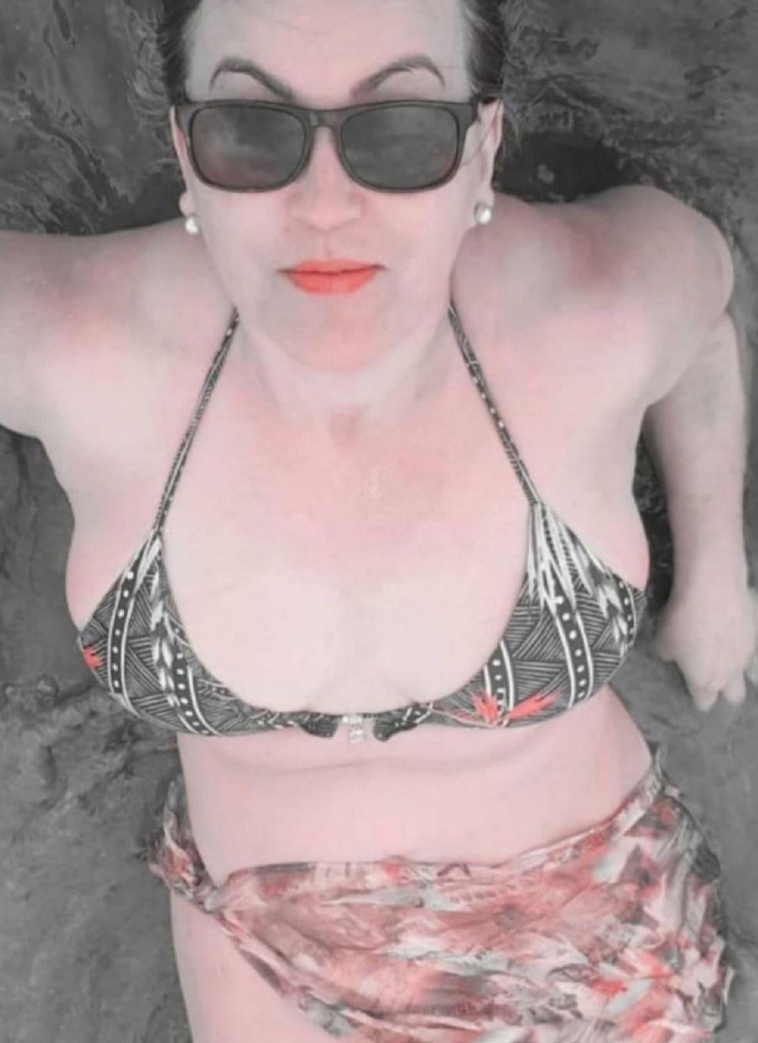 Sexy milf showing off #7EE0ZEQK