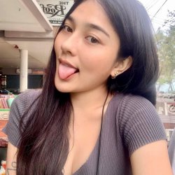 Pretty Thai university student leaked nude mirror selfie