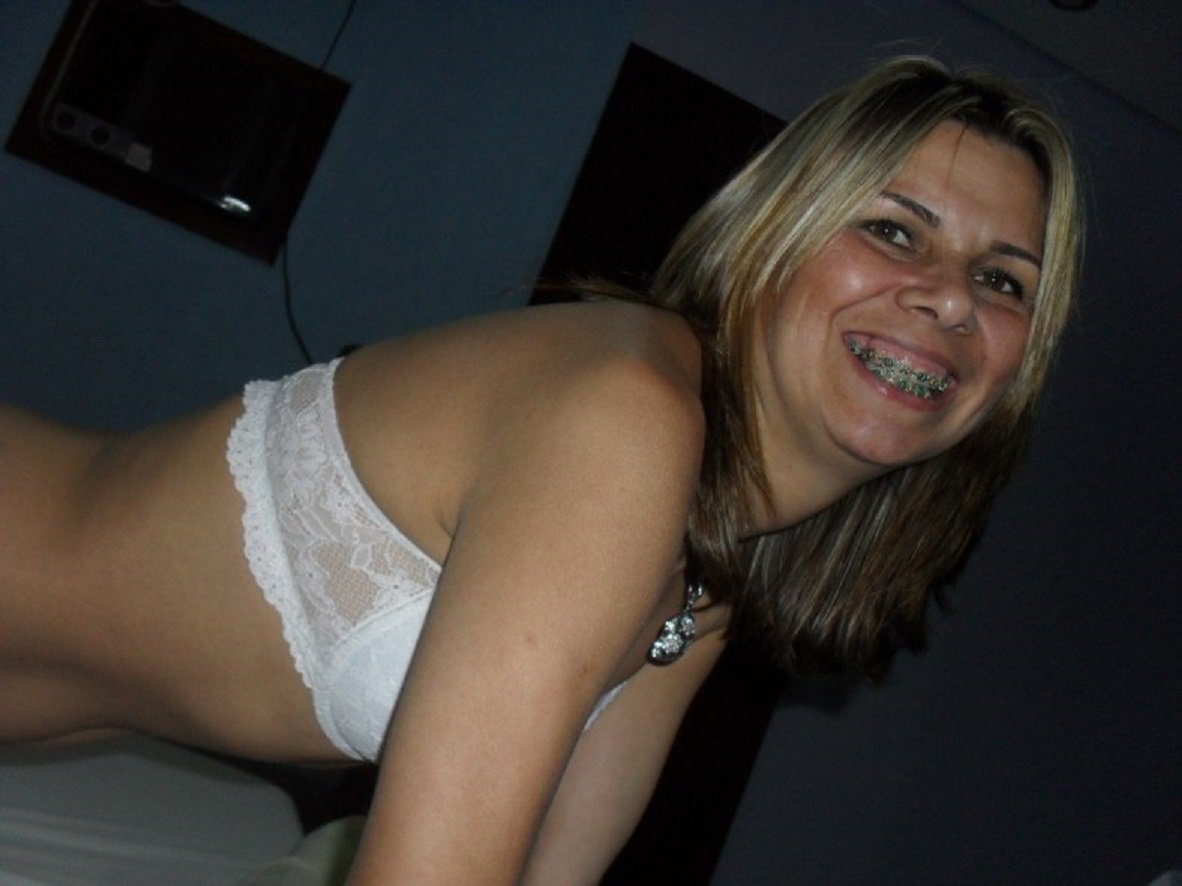 Esposinha doidinha por uma surra de pica quem se habilita? #avg8AXre