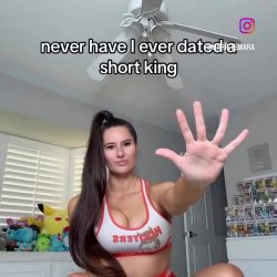 7 foot tall Hooters 🦉 Waitress Ready For 🏀 March Madness 🏀