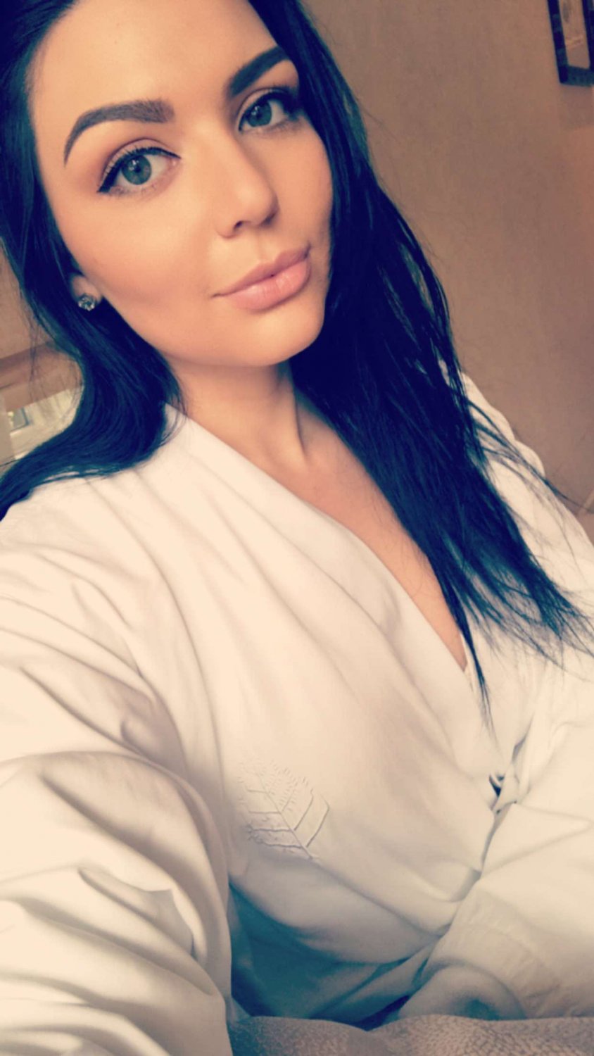 Beautiful Dark Haired Slut #D3XbpOuN