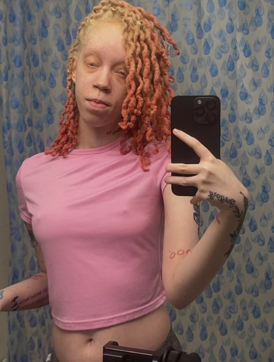 Horny albino #EeXyCgV4