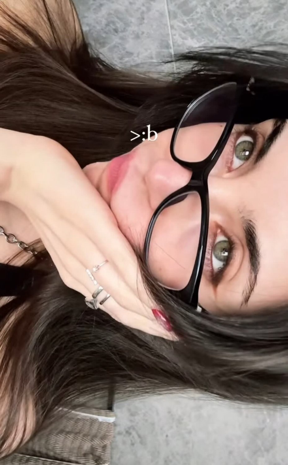 Hey bee (YouTube influencer) #eKYW7Tfe