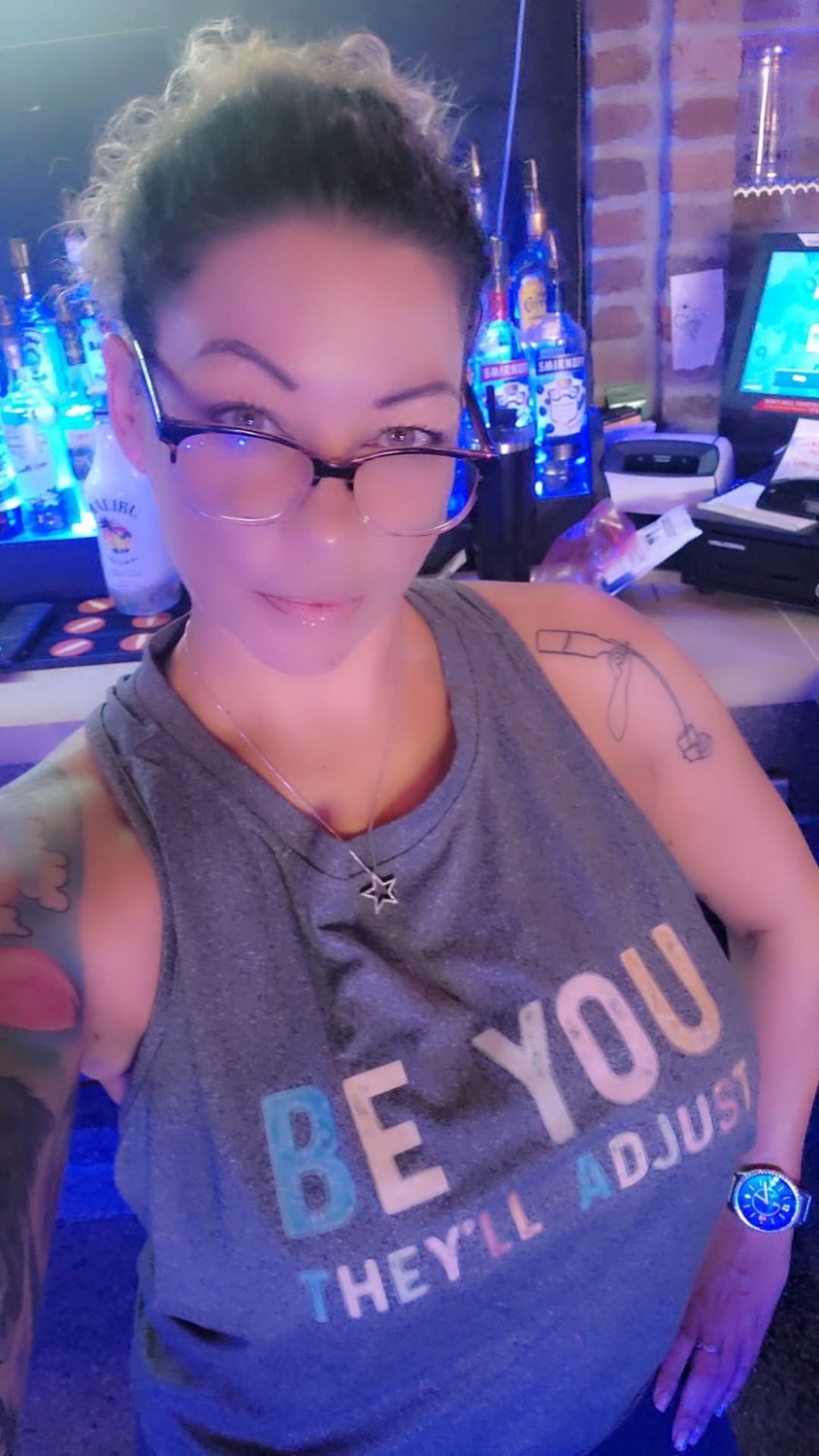 Bartender still reps what guys love the most….beer and big tits #EVjJnGuJ