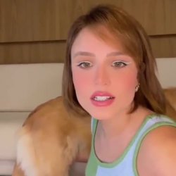 É a Larissa? WTF