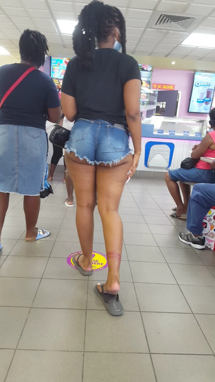 Thick Caribbean chick ass spilling out them shorts #HHesg7v0