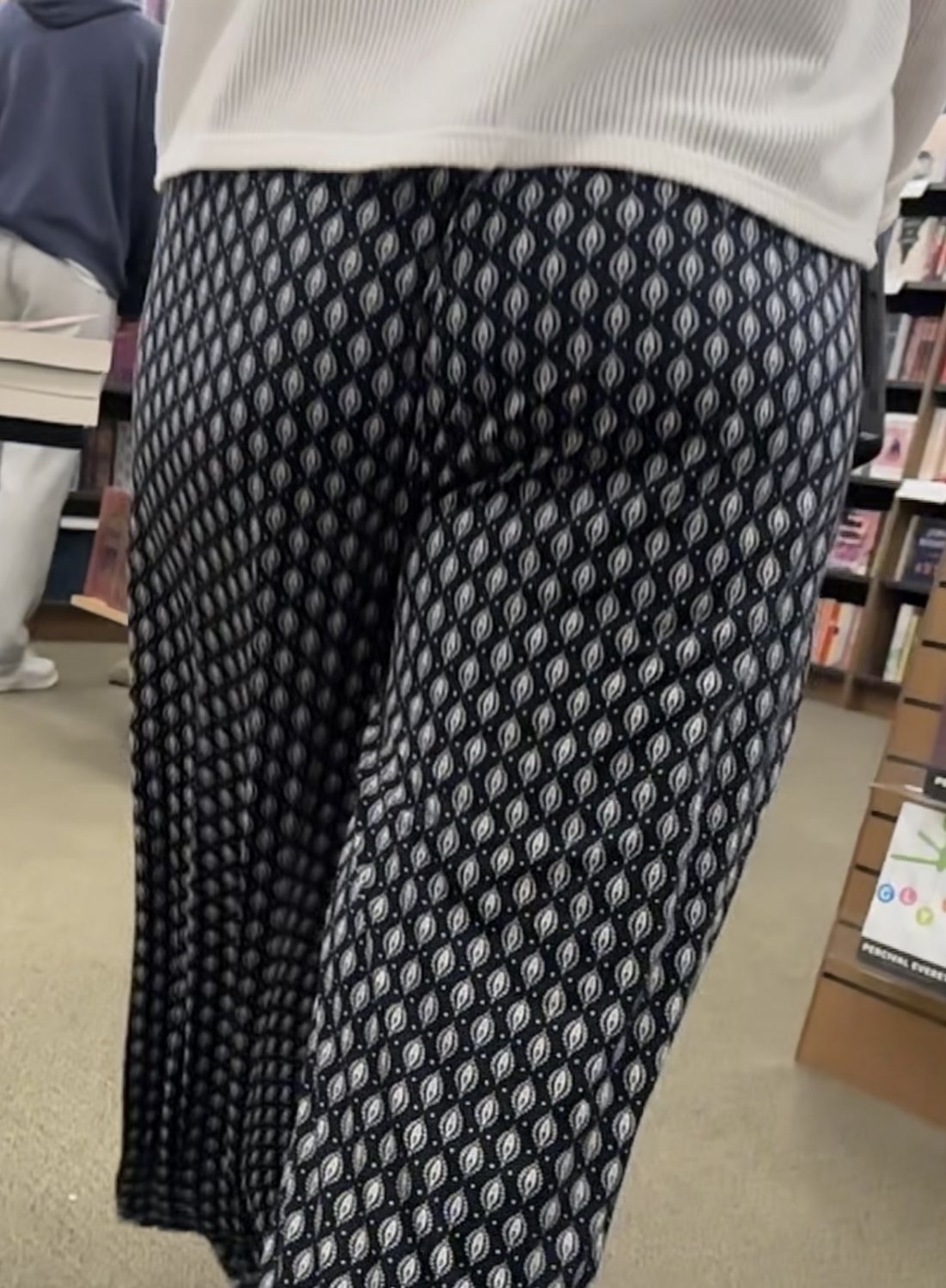 Candid Booty jiggle in flare pants #hN86nFH0