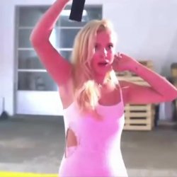Mille postou um vídeo muito estranho onde ela abre a porta do fundo de um caminhão