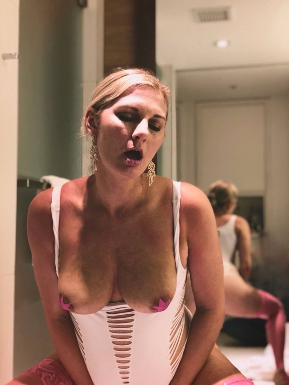 Awesome amateur US wife on show #iQiBjQxx