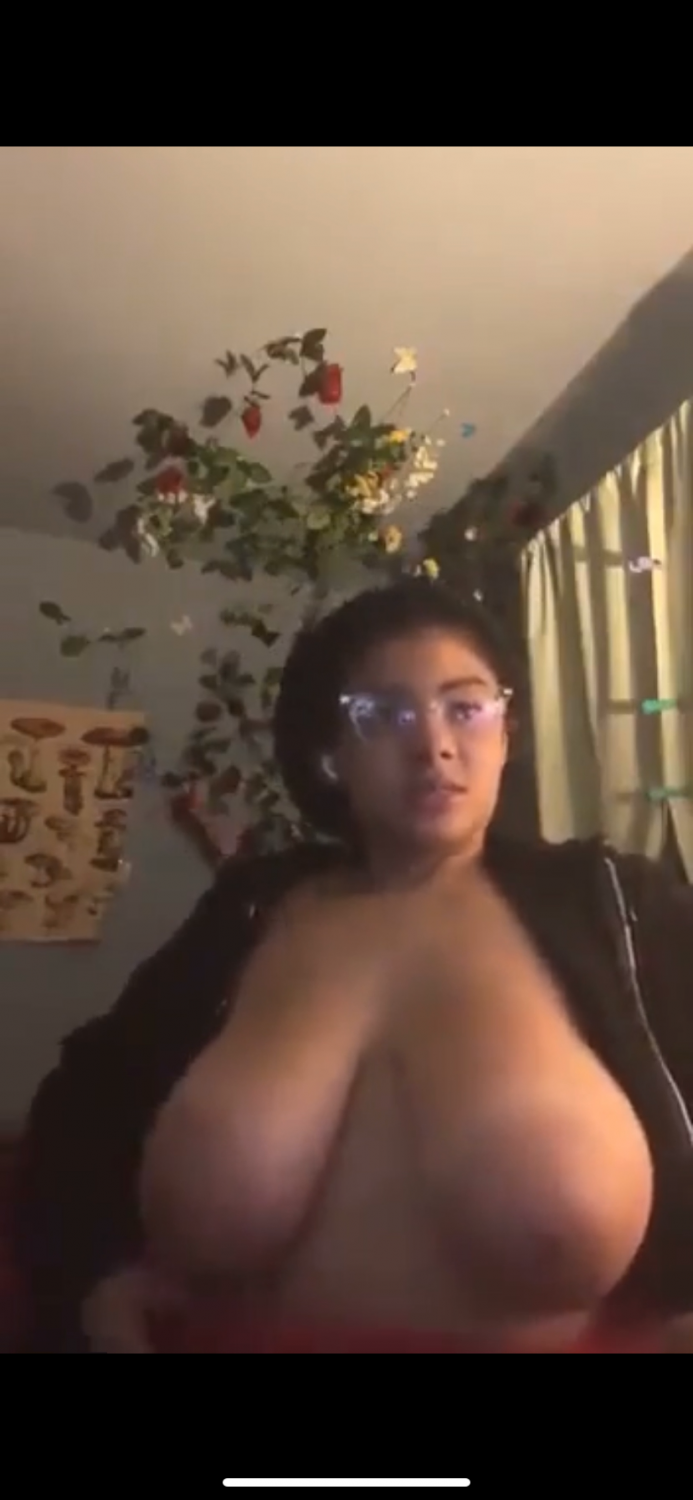 Her huge tits fall out by accident 😂 #IUcDusXA