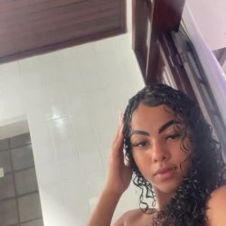 Neguinha mostrando marquinha pelada 🥵