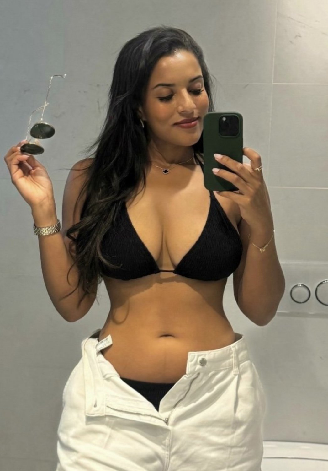 More of that brown F1 reporter I pound my big white cock to #kIx1pIEW
