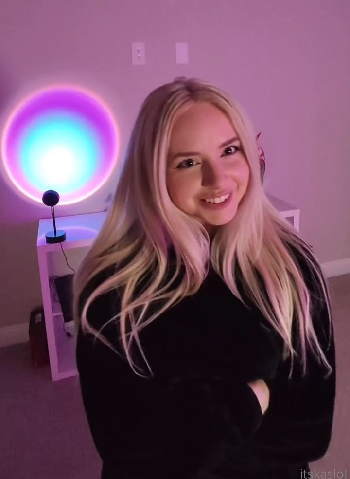 Beautiful Blonde Teen Fucked After Trying to Show Him her New Anime Figure #kq9H1mo1