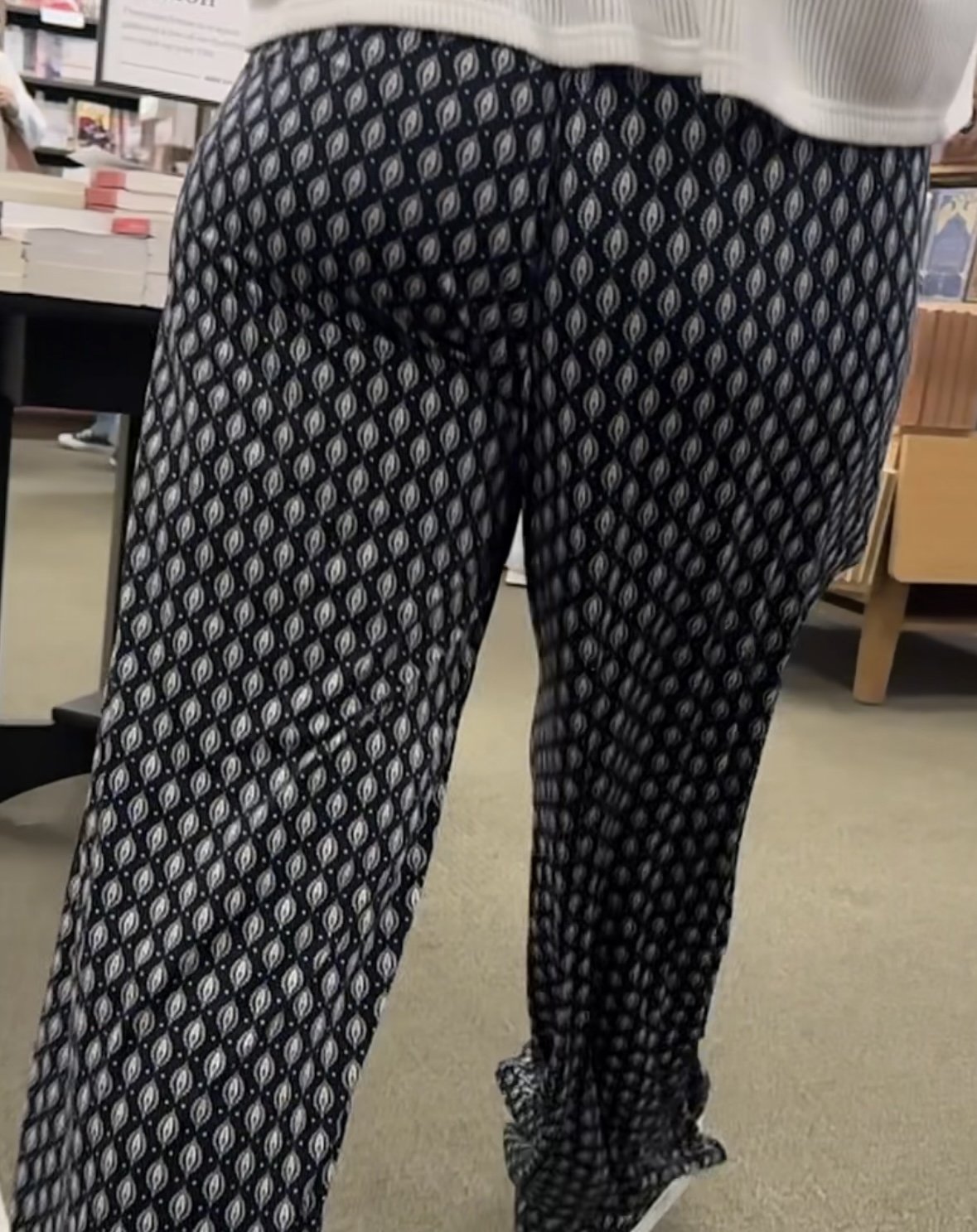 Candid Booty jiggle in flare pants #lmTmnI8u