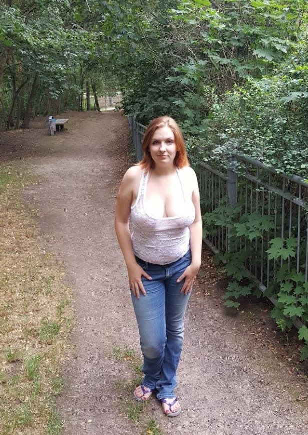 Julia, 28, from Leipzig Germany spreads and sucks #O3ZmAwTY