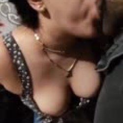 Milf chupando coroa gostosa
