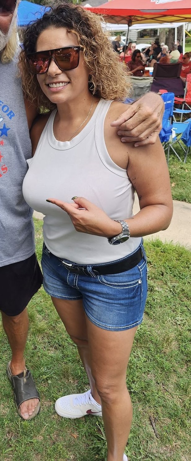 Bartender still reps what guys love the most….beer and big tits #qMZh9LDN