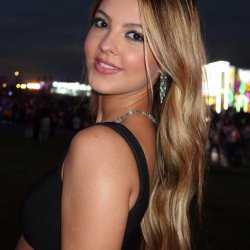 Fotos na Julinha…Julia Gomez linda , muito fofa e delicia