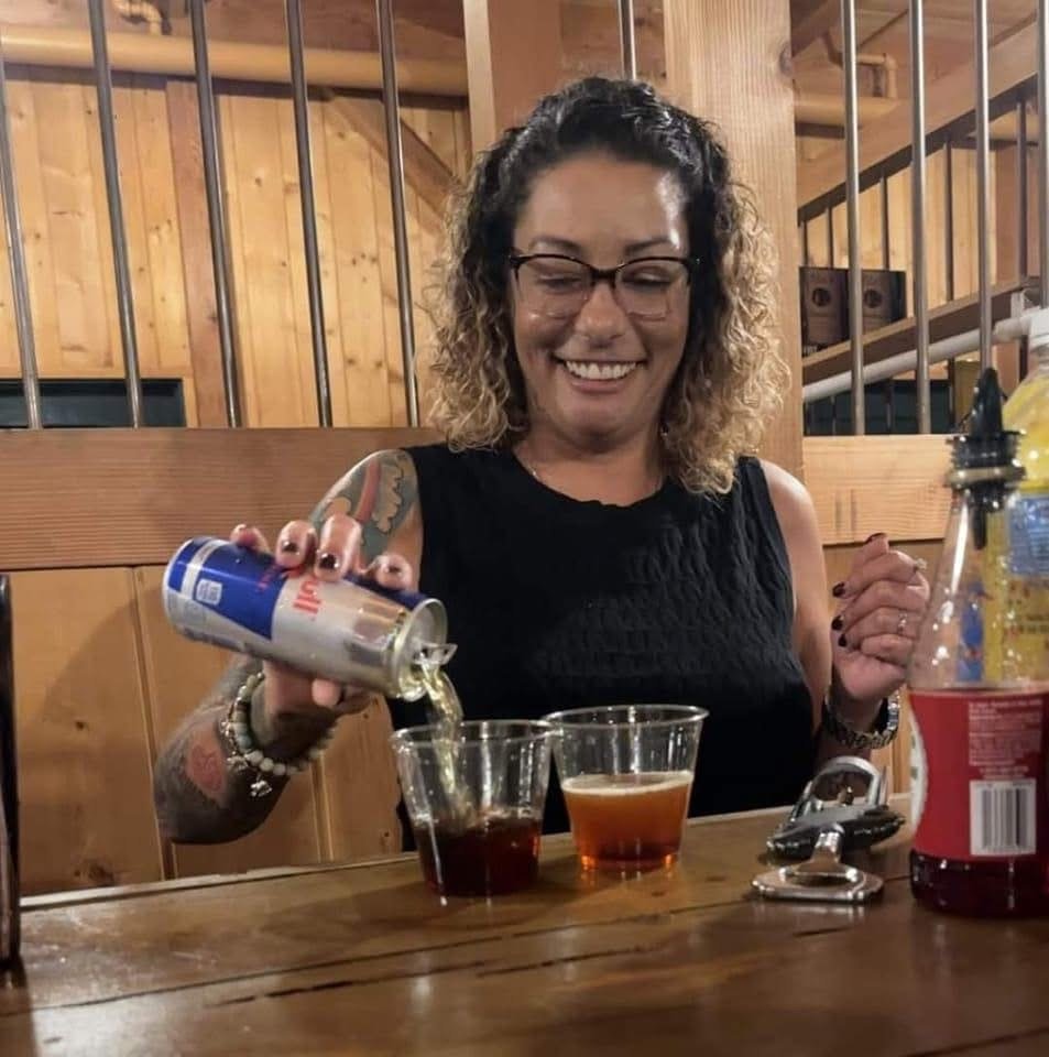 Bartender still reps what guys love the most….beer and big tits #uljgGY9n