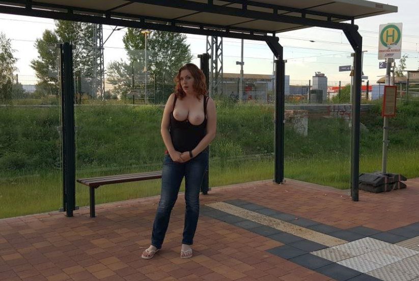 Julia, 28, from Leipzig Germany spreads and sucks #veYpdQsd