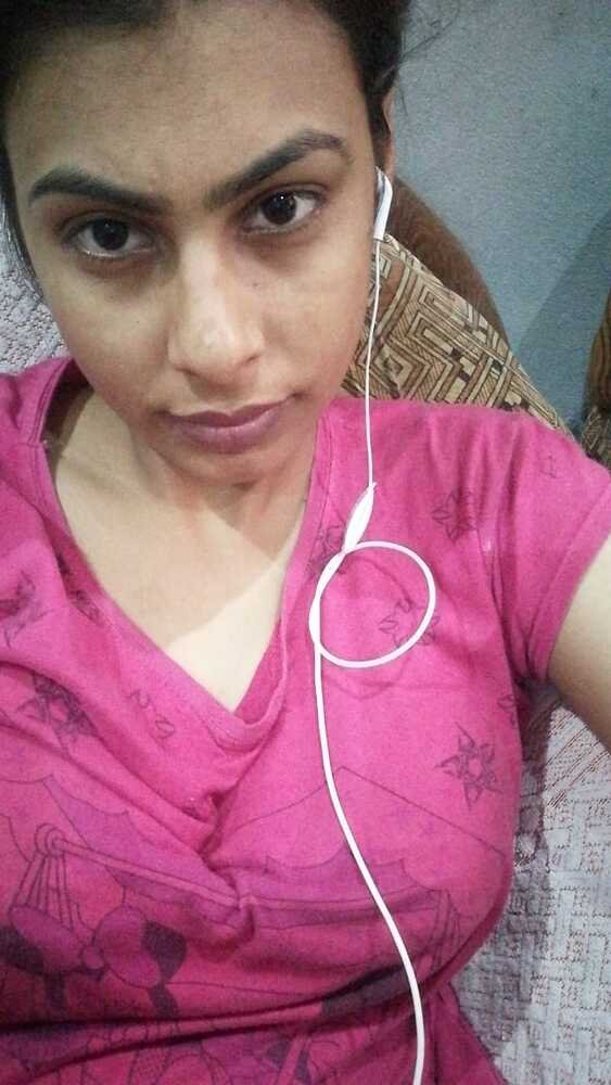 Indian Punjabi Bhabhi's big boob nudes leaked #VMtGezgy