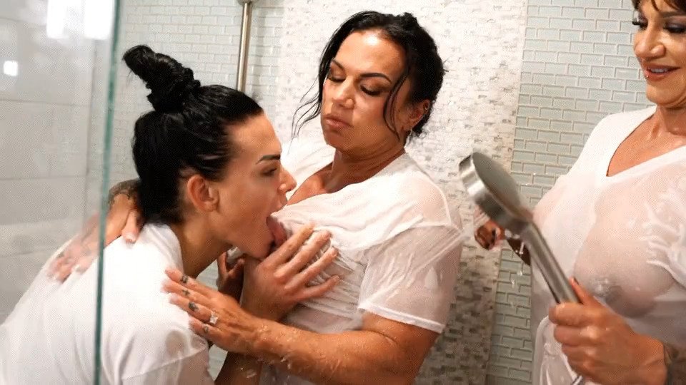 Lesbian muscle shower #YullvAG6