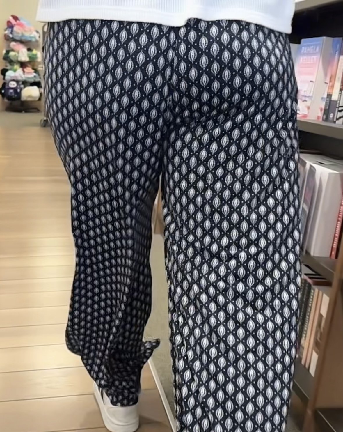 Candid Booty jiggle in flare pants #ZOYVfuZd