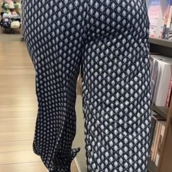 Candid Booty jiggle in flare pants